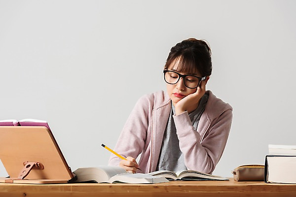 포토 JPG 스튜디오촬영 학생 응시 여자 대학생 회색배경 스트레스 실내 한명 사람 상반신 20대 청년 성인 앞모습 청춘 연필 턱괴기 한국인 구직 찡그림 합격 고민 걱정 취업준비생 고시생 참고서 책더미 책받침대 청년여자한명만 성인여자한명만 국내포토 1 시선 교육 감정 뷰포인트 백그라운드 컨셉 모션 학용품 표정 동양인 내부 책 필기구 회색 받침대 무더기 여자한명만 성인여자만 청년여자만 파일형식