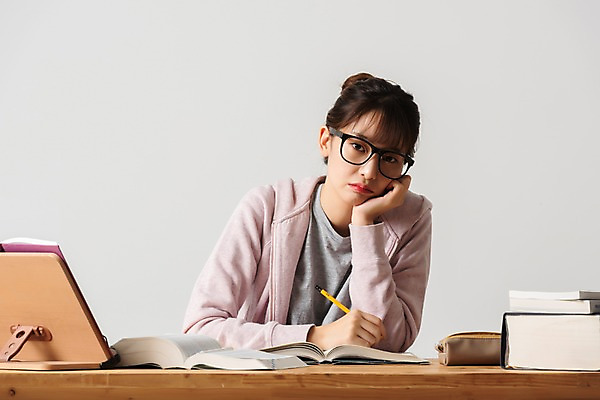 포토 JPG 스튜디오촬영 학생 응시 여자 대학생 회색배경 스트레스 실내 한명 사람 앉기 상반신 20대 청년 성인 앞모습 책 청춘 연필 턱괴기 한국인 구직 찡그림 합격 고민 걱정 취업준비생 고시생 책받침대 청년여자한명만 성인여자한명만 국내포토 1 시선 감정 뷰포인트 백그라운드 컨셉 모션 학용품 표정 동양인 내부 필기구 회색 받침대 여자한명만 성인여자만 청년여자만 파일형식