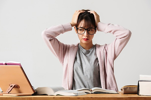 포토 JPG 스튜디오촬영 학생 응시 여자 대학생 회색배경 스트레스 실내 한명 사람 상반신 20대 청년 성인 앞모습 책 청춘 한국인 찡그림 합격 고민 걱정 취업준비생 고시생 책더미 책받침대 청년여자한명만 성인여자한명만 국내포토 1 시선 감정 뷰포인트 백그라운드 컨셉 표정 동양인 내부 회색 구직 받침대 무더기 여자한명만 성인여자만 청년여자만 파일형식