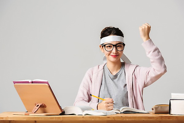 포토 JPG 스튜디오촬영 학생 응시 여자 대학생 회색배경 실내 한명 미소 사람 앉기 상반신 20대 청년 성인 앞모습 책 청춘 연필 파이팅 한국인 구직 책상 합격 취업준비생 고시생 열공 참고서 책받침대 청년여자한명만 성인여자한명만 안경낌 국내포토 1 시선 교육 안경 뷰포인트 가구 백그라운드 컨셉 모션 학용품 표정 동양인 내부 학습 필기구 회색 받침대 여자한명만 성인여자만 청년여자만 파일형식