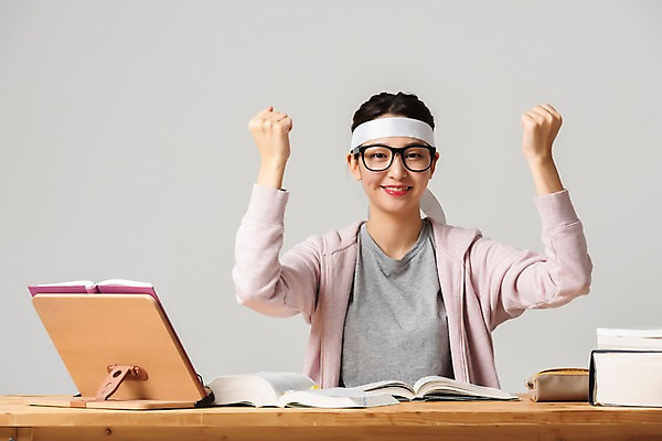 포토 JPG 스튜디오촬영 학생 응시 여자 대학생 회색배경 실내 한명 미소 사람 상반신 20대 청년 성인 앞모습 책 청춘 파이팅 주먹 한국인 구직 책상 합격 취업준비생 필통 고시생 참고서 책받침대 청년여자한명만 성인여자한명만 국내포토 1 시선 교육 뷰포인트 가구 백그라운드 컨셉 모션 학용품 표정 동양인 내부 회색 받침대 여자한명만 성인여자만 청년여자만 파일형식