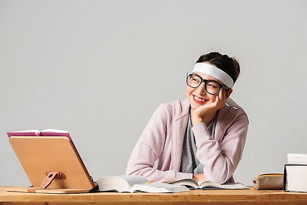 포토 JPG 스튜디오촬영 학생 응시 여자 대학생 상상 회색배경 실내 한명 미소 사람 상반신 20대 청년 성인 앞모습 책 청춘 턱괴기 한국인 구직 책상 합격 취업준비생 필통 고시생 참고서 책받침대 청년여자한명만 성인여자한명만 국내포토 1 시선 교육 뷰포인트 가구 백그라운드 컨셉 모션 학용품 표정 동양인 내부 회색 받침대 여자한명만 성인여자만 청년여자만 파일형식