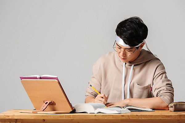 포토 JPG 스튜디오촬영 학생 남자 대학생 회색배경 실내 한명 사람 상반신 20대 청년 성인 앞모습 책 청춘 연필 한국인 구직 기록 책상 합격 취업준비생 고시생 열공 참고서 책받침대 청년남자한명만 국내포토 1 교육 뷰포인트 가구 백그라운드 컨셉 학용품 동양인 내부 학습 필기구 회색 받침대 남자한명만 청년남자만 파일형식