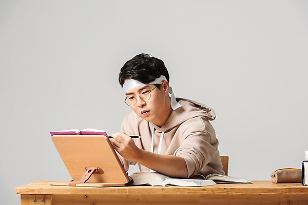 포토 JPG 스튜디오촬영 학생 남자 대학생 회색배경 실내 한명 사람 상반신 20대 청년 성인 앞모습 책 청춘 한국인 구직 사인펜 합격 취업준비생 고시생 열공 참고서 책받침대 취업문 청년남자한명만 국내포토 1 교육 뷰포인트 백그라운드 컨셉 동양인 내부 학습 펜 회색 받침대 남자한명만 청년남자만 파일형식