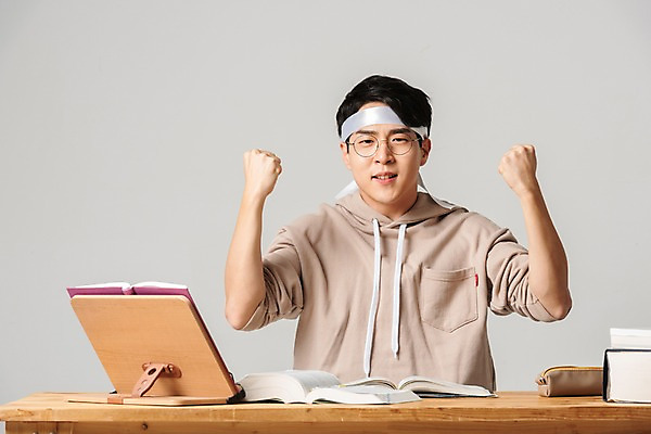 포토 JPG 스튜디오촬영 학생 응시 남자 대학생 회색배경 실내 한명 미소 사람 상반신 20대 청년 성인 앞모습 책 청춘 파이팅 한국인 결심 합격 취업준비생 필통 고시생 참고서 책받침대 취업문 청년남자한명만 국내포토 1 시선 교육 뷰포인트 백그라운드 컨셉 모션 학용품 표정 동양인 내부 회색 구직 받침대 남자한명만 청년남자만 파일형식