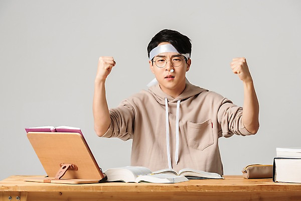 포토 JPG 스튜디오촬영 학생 응시 남자 대학생 회색배경 실내 한명 사람 상반신 20대 청년 성인 앞모습 책 청춘 파이팅 한국인 결심 합격 취업준비생 필통 고시생 참고서 책받침대 취업문 코피 청년남자한명만 국내포토 1 시선 교육 뷰포인트 백그라운드 컨셉 모션 학용품 동양인 내부 회색 구직 혈액 받침대 남자한명만 청년남자만 파일형식