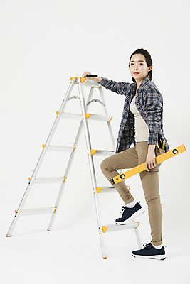 포토 JPG 스튜디오촬영 전신 직업 응시 여자 사다리 노동자 실내 공사 한명 사람 20대 성인 옆모습 한국인 공구 자신감 흰배경 측량기 현장직 성인여자한명만 국내포토 1 시선 감정 뷰포인트 백그라운드 건설업 동양인 청년 내부 기계 흰색 도구 여자한명만 성인여자만 파일형식