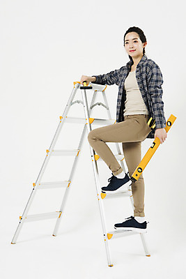 포토 JPG 스튜디오촬영 전신 직업 응시 여자 사다리 노동자 실내 공사 한명 미소 사람 20대 성인 옆모습 한국인 공구 자신감 흰배경 측량기 현장직 성인여자한명만 국내포토 1 시선 감정 뷰포인트 백그라운드 건설업 표정 동양인 청년 내부 기계 흰색 도구 여자한명만 성인여자만 파일형식