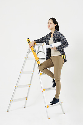 포토 JPG 스튜디오촬영 전신 직업 응시 여자 사다리 노동자 실내 공사 한명 사람 20대 성인 옆모습 설계도 한국인 공구 자신감 흰배경 측량기 현장직 성인여자한명만 국내포토 1 시선 감정 뷰포인트 백그라운드 건설업 동양인 청년 내부 기계 흰색 도구 여자한명만 성인여자만 파일형식