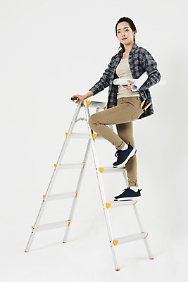 포토 JPG 스튜디오촬영 전신 직업 응시 여자 사다리 노동자 실내 공사 한명 미소 사람 20대 성인 옆모습 설계도 한국인 공구 자신감 흰배경 측량기 현장직 성인여자한명만 국내포토 1 시선 감정 뷰포인트 백그라운드 건설업 표정 동양인 청년 내부 기계 흰색 도구 여자한명만 성인여자만 파일형식