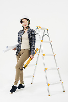 포토 JPG 스튜디오촬영 전신 직업 응시 여자 사다리 노동자 실내 공사 한명 미소 들기 사람 20대 성인 옆모습 기댐 설계도 한국인 공구 자신감 안전모 흰배경 측량기 현장직 성인여자한명만 국내포토 1 시선 감정 뷰포인트 백그라운드 모션 건설업 표정 동양인 청년 내부 기계 흰색 도구 헬멧 안전장비 여자한명만 성인여자만 파일형식