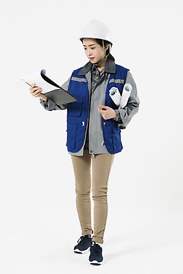 포토 JPG 스튜디오촬영 전신 직업 응시 여자 노동자 실내 작업복 공사 한명 들기 사람 20대 성인 앞모습 설계도 한국인 자신감 안전모 흰배경 문서 파일 현장직 성인여자한명만 국내포토 1 시선 옷 감정 뷰포인트 백그라운드 모션 건설업 동양인 청년 내부 흰색 헬멧 안전장비 여자한명만 성인여자만 파일형식