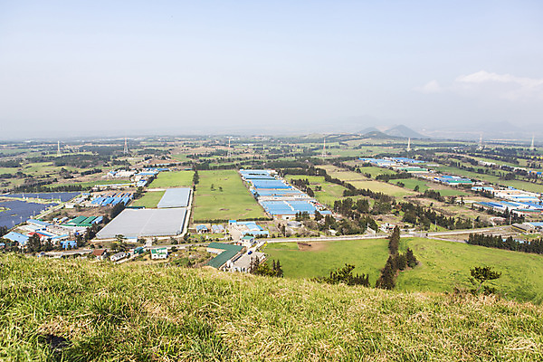 포토 JPG 주간 자연 주택 풍경 사람없음 야외 관광지 제주도 마을 봄 언덕 봄여행 금오름 국내포토 자연요소 계절 여행 한국 건물 생태계 오름 파일형식