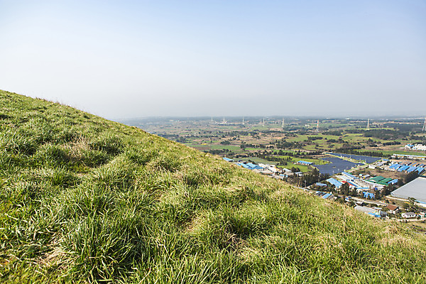 포토 JPG 주간 자연 주택 풍경 사람없음 야외 관광지 제주도 마을 봄 언덕 봄여행 금오름 국내포토 자연요소 계절 여행 한국 건물 생태계 오름 파일형식