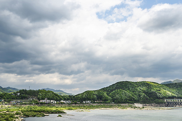 포토 JPG 주간 구름 자연 하늘 산 풍경 사람없음 야외 관광지 봄 남이섬 봄여행 북한강 국내포토 자연요소 계절 섬 여행 강 생태계 강원도 가평 파일형식