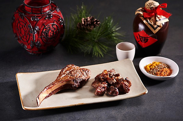 포토 JPG 스튜디오촬영 술잔 검은배경 술병 실내 사람없음 중식 양념 상차림 안주 오브젝트 기호식품 솔방울 양고기 양갈비 국내포토 음식 백그라운드 병_용기 잔 주류 육류 내부 검은색 파일형식