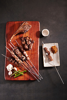 포토 JPG 스튜디오촬영 음식 술잔 검은배경 실내 마늘 사람없음 하이앵글 중식 양념 꼬치 구이 안주 아스파라거스 기호식품 꼬치구이 양고기 나무도마 양갈비 플랫레이 양꼬치 국내포토 뷰포인트 백그라운드 채소 잔 도마 육류 내부 목재 검은색 플랫 파일형식