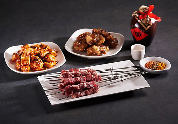 포토 JPG 스튜디오촬영 술잔 검은배경 술병 실내 사람없음 중식 양념 상차림 구이 안주 기호식품 탕수육 꼬치구이 양고기 마파두부 국내포토 음식 백그라운드 병_용기 잔 주류 육류 내부 검은색 꼬치 파일형식