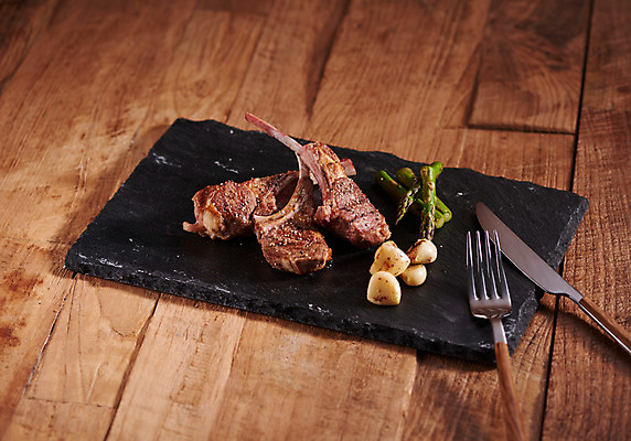 포토 JPG 스튜디오촬영 포크 실내 마늘 근접촬영 사람없음 중식 나이프 상차림 구이 안주 아스파라거스 기호식품 마늘구이 양갈비 국내포토 식기 음식 뷰포인트 채소 내부 칼 파일형식