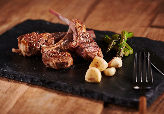 포토 JPG 스튜디오촬영 포크 실내 마늘 근접촬영 사람없음 중식 상차림 구이 안주 아스파라거스 소금 기호식품 양갈비 국내포토 식기 음식 뷰포인트 채소 내부 파일형식