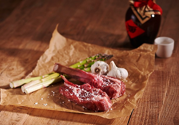 포토 JPG 스튜디오촬영 술잔 술병 실내 마늘 근접촬영 사람없음 중식 안주 아스파라거스 소금 기호식품 양갈비 국내포토 음식 뷰포인트 채소 병_용기 잔 주류 내부 파일형식