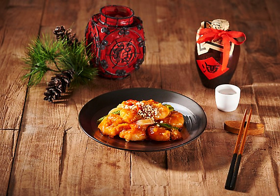 포토 JPG 스튜디오촬영 술잔 젓가락 술병 실내 사람없음 중식 상차림 안주 오브젝트 기호식품 솔방울 칠리새우 국내포토 음식 병_용기 잔 주류 수저 내부 파일형식