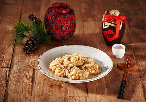 포토 JPG 스튜디오촬영 술잔 젓가락 술병 새우 실내 사람없음 중식 상차림 크림 안주 기호식품 솔방울 국내포토 음식 병_용기 잔 주류 수저 갑각류 내부 파일형식