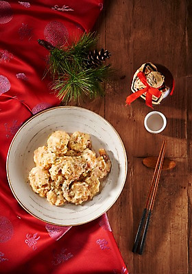 포토 JPG 스튜디오촬영 음식 술잔 젓가락 술병 새우 실내 사람없음 빨간색 하이앵글 중식 직물 상차림 크림 안주 기호식품 솔방울 플랫레이 국내포토 뷰포인트 컬러 병_용기 잔 주류 수저 갑각류 내부 플랫 파일형식