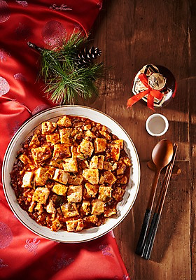 포토 JPG 스튜디오촬영 술잔 술병 수저 실내 사람없음 빨간색 하이앵글 중식 직물 상차림 안주 기호식품 솔방울 마파두부 플랫레이 국내포토 식기 음식 뷰포인트 컬러 병_용기 잔 주류 내부 플랫 파일형식