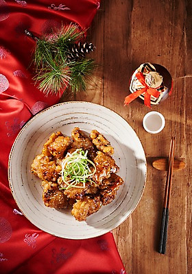 포토 JPG 스튜디오촬영 음식 술잔 젓가락 술병 실내 사람없음 빨간색 하이앵글 중식 직물 상차림 안주 기호식품 솔방울 탕수육 플랫레이 국내포토 뷰포인트 컬러 병_용기 잔 주류 수저 내부 플랫 파일형식