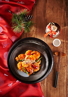 포토 JPG 스튜디오촬영 음식 술잔 젓가락 술병 실내 사람없음 빨간색 하이앵글 중식 식탁보 직물 상차림 안주 기호식품 솔방울 칠리새우 플랫레이 국내포토 뷰포인트 컬러 병_용기 잔 주류 수저 내부 플랫 파일형식