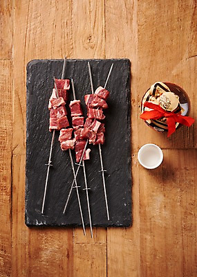 포토 JPG 스튜디오촬영 음식 술잔 술병 주류 실내 사람없음 하이앵글 중식 꼬치 구이 안주 기호식품 꼬치구이 양갈비 플랫레이 국내포토 음료 뷰포인트 병_용기 잔 내부 플랫 파일형식