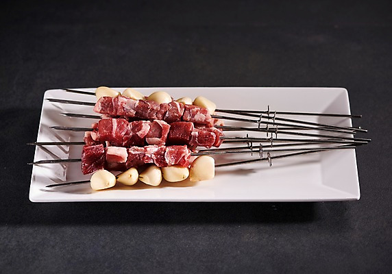 포토 JPG 스튜디오촬영 접시 검은배경 실내 마늘 누끼 근접촬영 사람없음 중식 꼬치 안주 기호식품 꼬치구이 양갈비 국내포토 식기 음식 뷰포인트 백그라운드 채소 내부 검은색 구이 파일형식