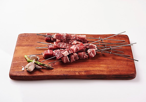 포토 JPG 스튜디오촬영 실내 마늘 누끼 근접촬영 사람없음 중식 꼬치 안주 흰배경 아스파라거스 기호식품 꼬치구이 나무도마 양갈비 국내포토 음식 뷰포인트 백그라운드 채소 도마 내부 목재 흰색 구이 파일형식