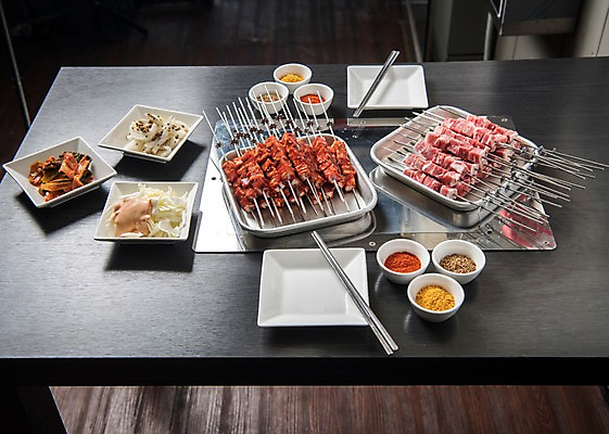 포토 JPG 접시 젓가락 반찬 사람없음 중식 식당 꼬치 상차림 안주 기호식품 꼬치구이 소스통 양갈비 국내포토 식기 음식 수저 통 상점 소스_음식 구이 파일형식