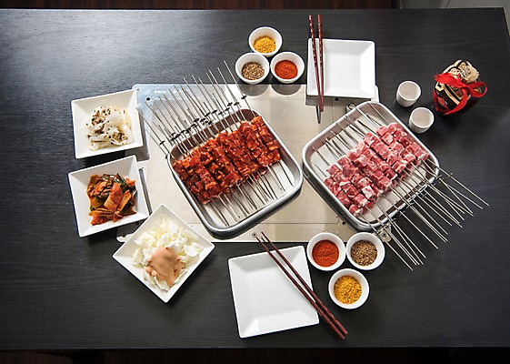 포토 JPG 접시 음식 술잔 젓가락 반찬 술병 사람없음 하이앵글 중식 식당 꼬치 상차림 안주 기호식품 꼬치구이 양갈비 플랫레이 국내포토 식기 뷰포인트 병_용기 잔 주류 수저 상점 플랫 구이 파일형식