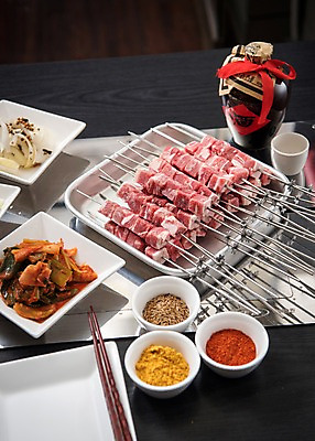 포토 JPG 접시 음식 술잔 젓가락 반찬 술병 사람없음 중식 식당 꼬치 상차림 안주 기호식품 꼬치구이 소스통 양갈비 국내포토 식기 병_용기 잔 주류 수저 통 상점 소스_음식 구이 파일형식