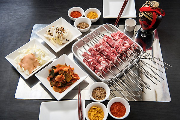 포토 JPG 접시 술잔 젓가락 반찬 술병 사람없음 중식 꼬치 안주 기호식품 꼬치구이 소스통 양갈비 국내포토 식기 음식 병_용기 잔 주류 수저 통 소스 구이 파일형식