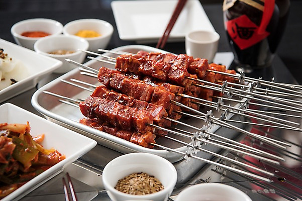 포토 JPG 음식 술잔 술병 육류 사람없음 중식 식당 양념 꼬치 상차림 구이 안주 기호식품 꼬치구이 소스통 양갈비 국내포토 식재료 병_용기 잔 주류 통 상점 소스_음식 파일형식