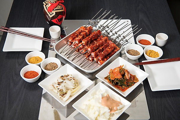 포토 JPG 접시 음식 술잔 젓가락 반찬 술병 사람없음 중식 식당 꼬치 상차림 안주 기호식품 꼬치구이 소스통 양갈비 국내포토 식기 병_용기 잔 주류 수저 통 상점 소스_음식 구이 파일형식