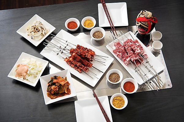 포토 JPG 접시 술잔 젓가락 반찬 술병 사람없음 중식 식당 양념 상차림 구이 안주 기호식품 꼬치구이 소스통 국내포토 식기 음식 병_용기 잔 주류 수저 통 상점 소스_음식 꼬치 파일형식