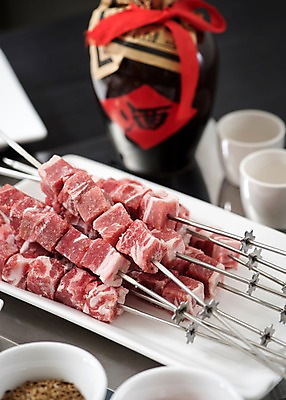 포토 JPG 술잔 반찬 술병 근접촬영 사람없음 중식 식당 꼬치 구이 안주 기호식품 꼬치구이 소스통 양갈비 국내포토 음식 뷰포인트 병_용기 잔 주류 통 상점 소스_음식 파일형식