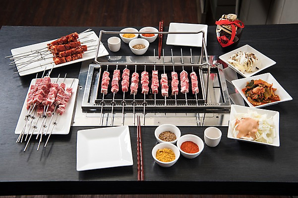 포토 JPG 접시 술잔 젓가락 반찬 술병 사람없음 중식 식당 상차림 구이 안주 기호식품 꼬치구이 소스통 숯불구이 국내포토 식기 음식 병_용기 잔 주류 수저 통 상점 소스_음식 꼬치 파일형식