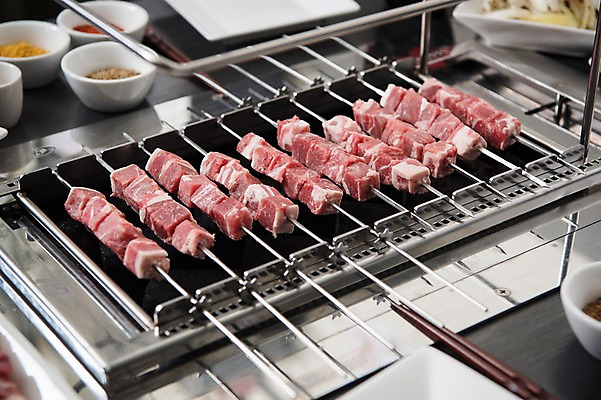 포토 JPG 음식 반찬 사람없음 중식 식당 구이 안주 기호식품 꼬치구이 소스통 숯불구이 양갈비 국내포토 통 상점 소스_음식 꼬치 파일형식