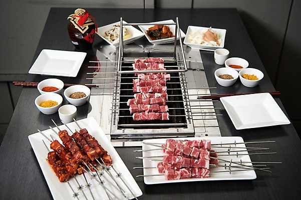 포토 JPG 접시 음식 젓가락 반찬 술병 육류 사람없음 중식 식당 꼬치 상차림 안주 기호식품 꼬치구이 소스통 숯불구이 양갈비 국내포토 식기 식재료 병_용기 주류 수저 통 상점 소스_음식 구이 파일형식