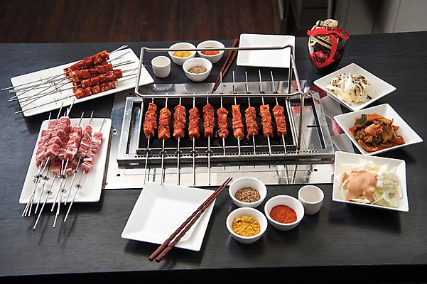 포토 JPG 접시 젓가락 반찬 술병 사람없음 중식 식당 꼬치 상차림 구이 안주 기호식품 꼬치구이 소스통 숯불구이 양갈비 국내포토 식기 음식 병_용기 주류 수저 통 상점 소스_음식 파일형식