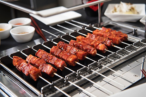 포토 JPG 접시 음식 젓가락 반찬 사람없음 중식 식당 양념 구이 안주 기호식품 꼬치구이 소스통 숯불구이 양갈비 국내포토 식기 수저 통 상점 소스_음식 꼬치 파일형식