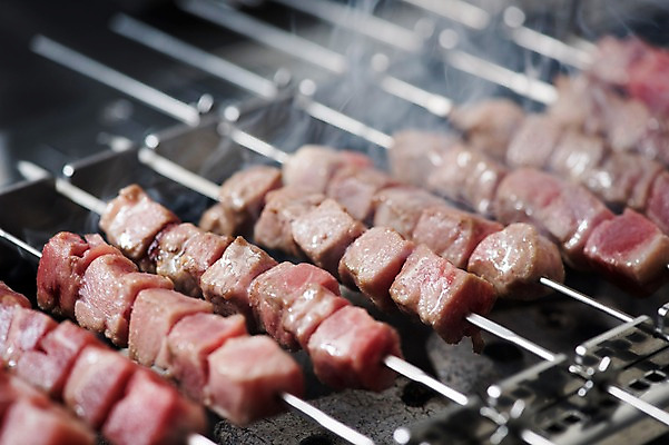 포토 JPG 음식 근접촬영 사람없음 중식 식당 꼬치 연기 구이 안주 기호식품 꼬치구이 숯불구이 양갈비 국내포토 뷰포인트 상점 파일형식