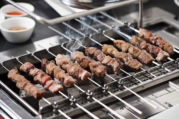 포토 JPG 음식 사람없음 중식 식당 연기 구이 안주 기호식품 꼬치구이 소스통 숯불구이 양갈비 국내포토 통 상점 소스_음식 꼬치 파일형식