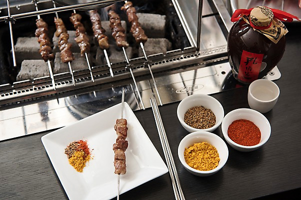 포토 JPG 술잔 젓가락 술병 사람없음 중식 식당 상차림 구이 안주 기호식품 꼬치구이 소스통 숯불구이 양갈비 국내포토 음식 병_용기 잔 주류 수저 통 상점 소스_음식 꼬치 파일형식